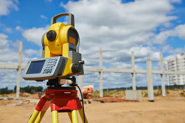 Equipo de topógrafo theodolie al aire libre —  Fotos de Stock