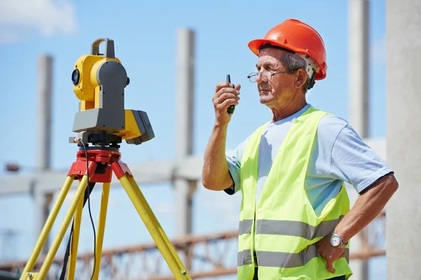 Landmeter werkt met theodoliet — Stockfoto