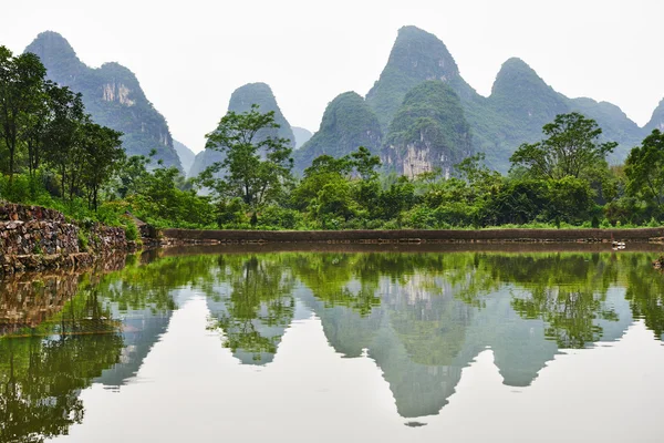 Guilin krasowymi górami krajobraz — Zdjęcie stockowe