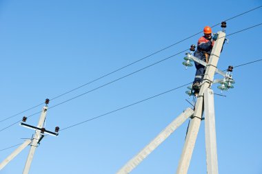 Elektrik teknisyeni direkte çalışıyor.