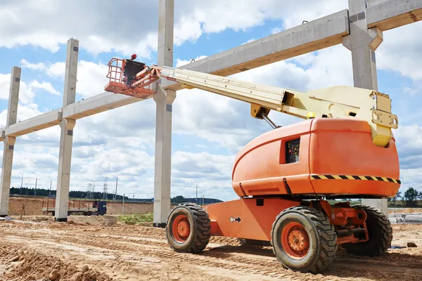 Constructor trabajador detener poste de hormigón —  Fotos de Stock