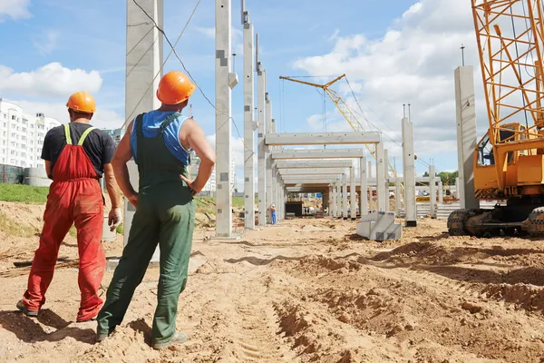 Zwei Bauarbeiter auf Baustelle — Stockfoto