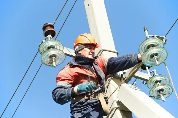 Elektrikář lineman při práci na tyči — Stock fotografie