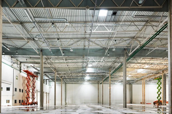 Leere Lagerhalle im Bau — Stockfoto