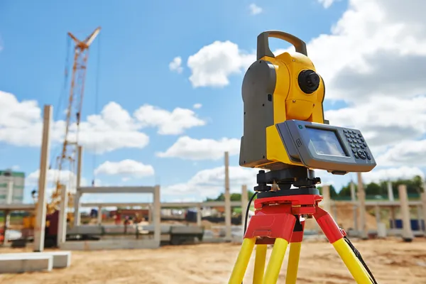 Surveyor ekipman theodolie açık havada — Stok fotoğraf