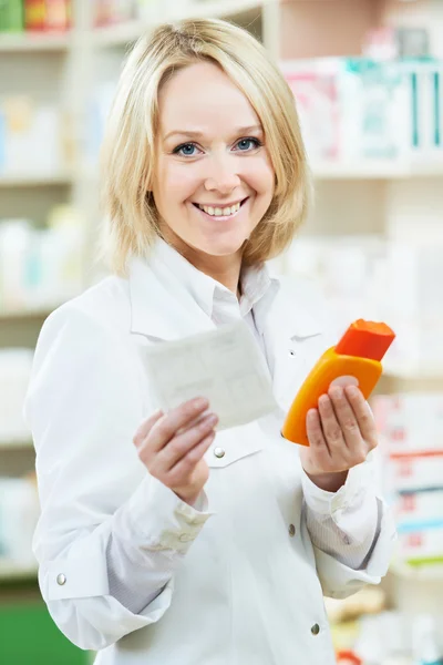 Mujer farmacéutica feliz en farmacia — Foto de Stock