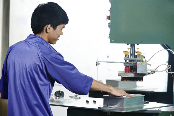 Chinese worker operating press — Stock Photo, Image