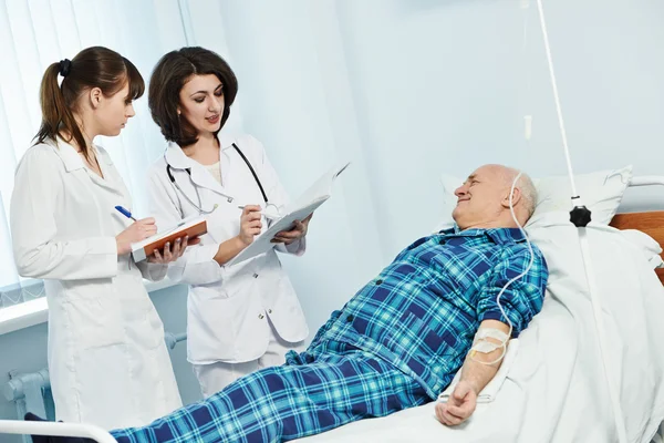 Medic doctor in hospital with patient — Stock Photo, Image