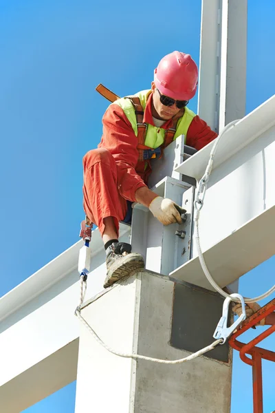 Trabalhador do construtor Millwright no canteiro de obras — Fotografia de Stock