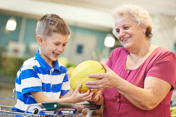 Famiglia con bambini shopping frutta — Foto Stock