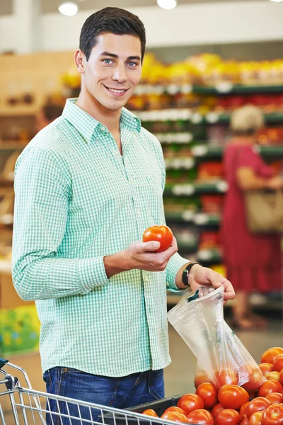 Man shopping i butik — Stockfoto