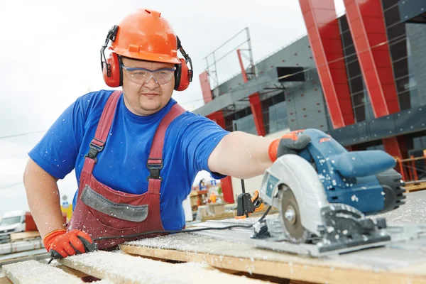 Werknemer bouwer snijden materiaal — Stockfoto