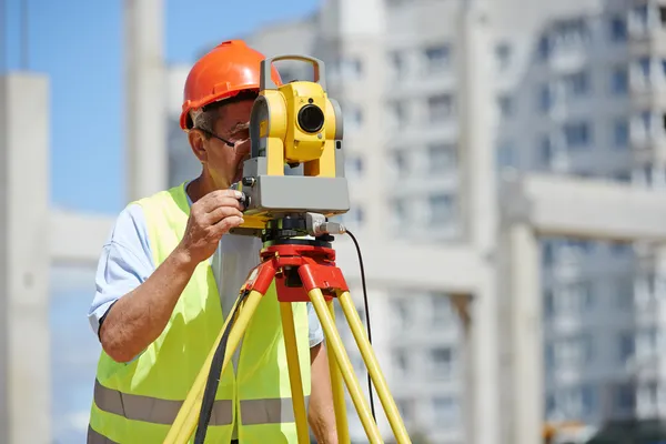 Worker with theodolite — Stock Photo, Image