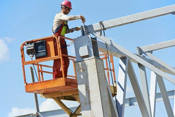 Builder millwright arbetstagare på byggarbetsplatsen — Stockfoto