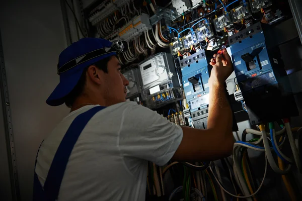 Elektricien werken tijdens schade — Stockfoto