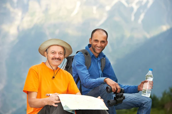 Caminhante turístico sorridente nas montanhas da Índia — Fotografia de Stock