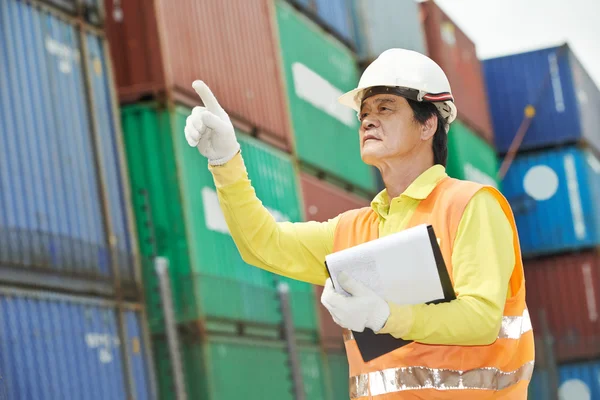 Chinese dock warehouse worker — Stock Photo, Image