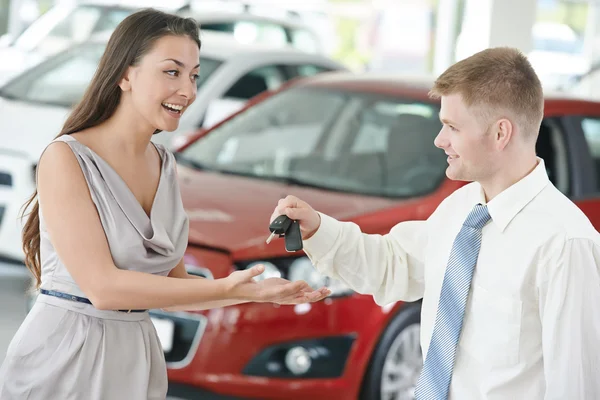 Carro vendendo ou auto compra — Fotografia de Stock