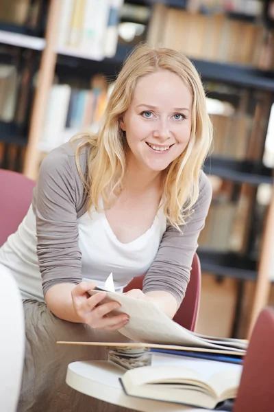 Libro di lettura donna in biblioteca — Foto Stock