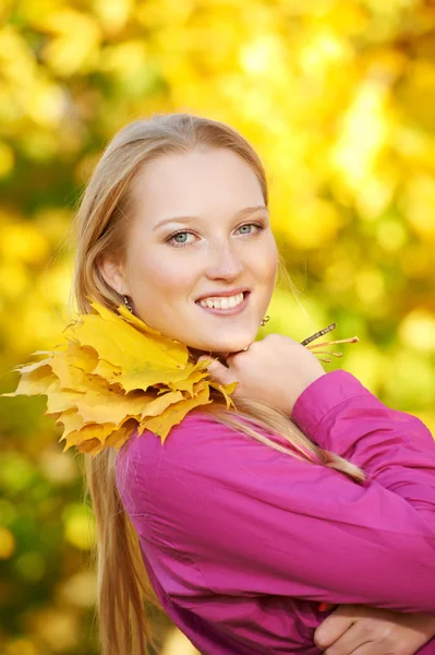 Lachende vrouw op herfst — Stockfoto