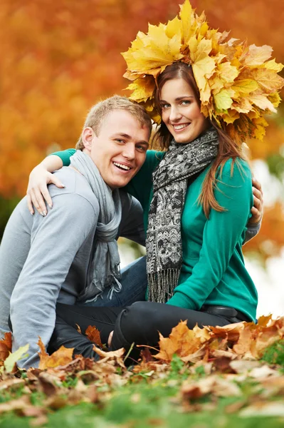 Junge Völker im Herbst im Freien — Stockfoto