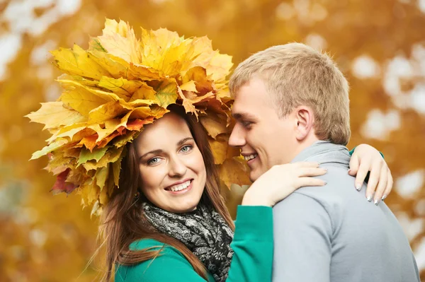 Jóvenes en otoño al aire libre — Foto de Stock