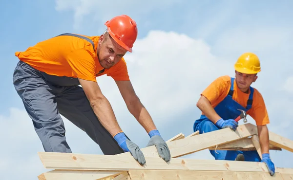 Roofers carpenters works on roof — Stock Photo, Image