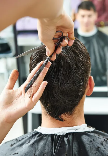 Friseur im Schönheitssalon — Stockfoto