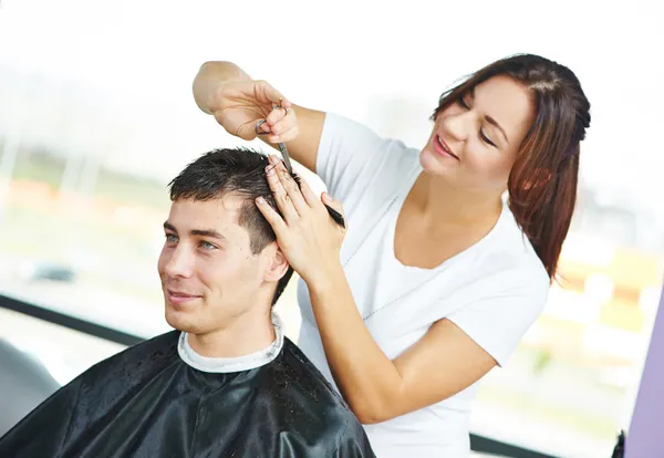 Manlig frisör på jobbet — Stockfoto