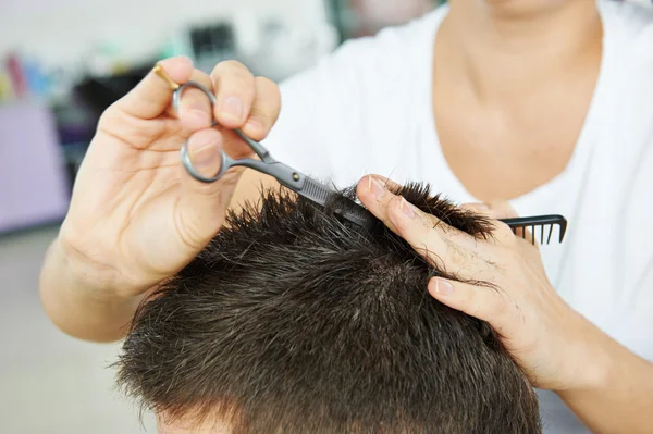 Friseur im Schönheitssalon — Stockfoto