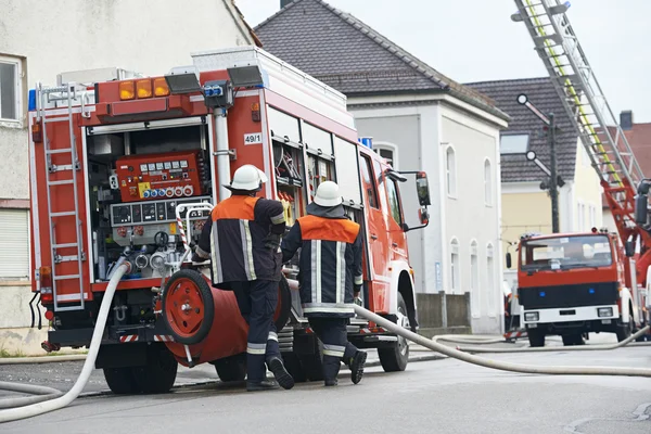 Zwei Feuerwehrmänner im Einsatz — Stockfoto