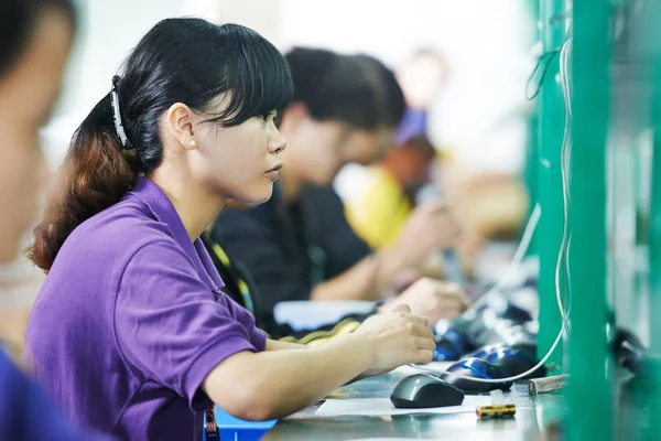 Vrouwelijke chinese werknemer in fabriek — Stockfoto