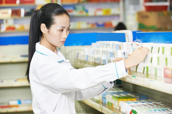 Pharmacie chinoise chimiste femme en Chine drugstore — Photo