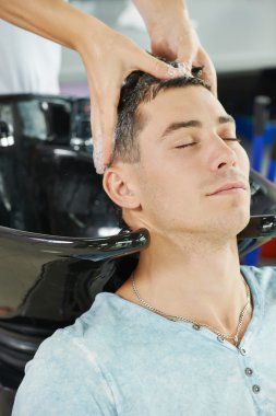 Erkek saç güzellik salonunda yıkama