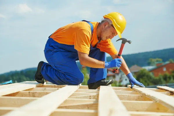 Çatı çatıcı marangoz çalışır — Stok fotoğraf