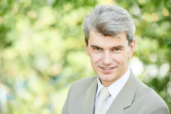 Sonriente joven hombre de negocios al aire libre — Foto de Stock