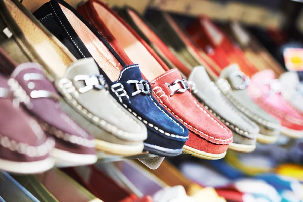 Schoenen in een winkel — Stockfoto