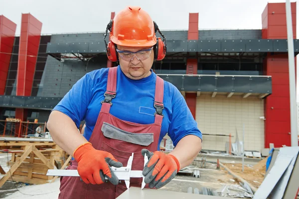 Builder arbetstagare på byggarbetsplatsen — Stockfoto