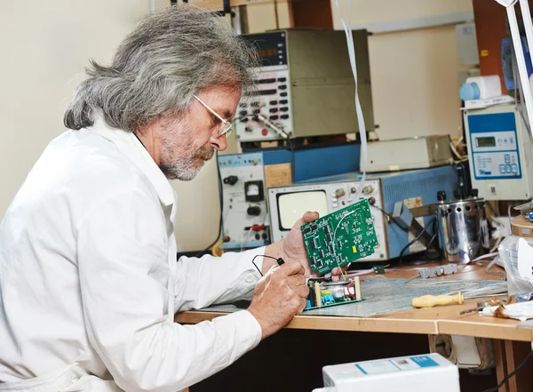 Technicus ingenieur op het werk met microchip — Stockfoto