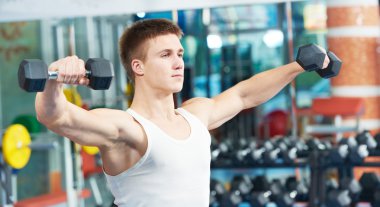 vücut geliştirmeci adam dumbbells ile eğitim