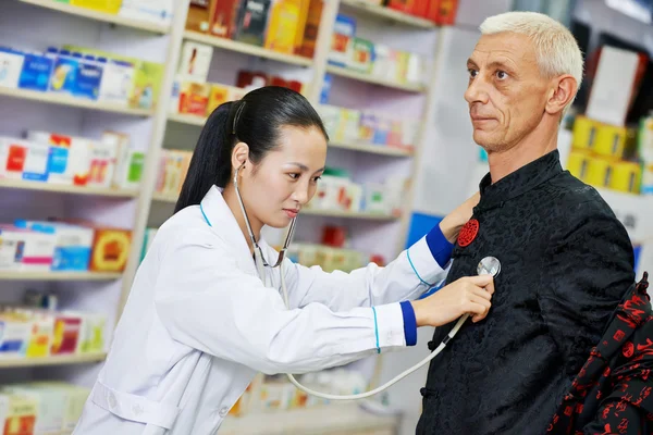 Chinese pharmacy woman with patient — Stock Photo, Image