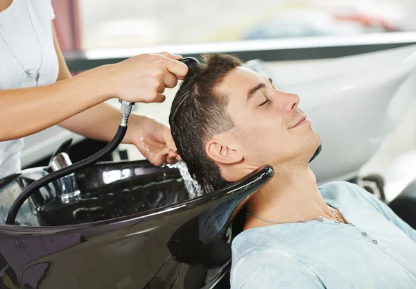 Homem lavagem de cabelo no salão de cabeleireiro — Fotografia de Stock