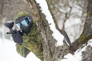 kış açık havada işareti ile paintball oyuncu