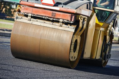 Asfaltlama işinde sıkıştırıcı silindiri