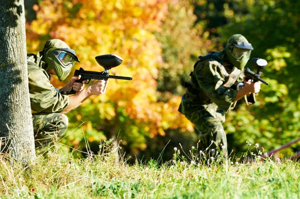 Två paintball spelare — Stockfoto