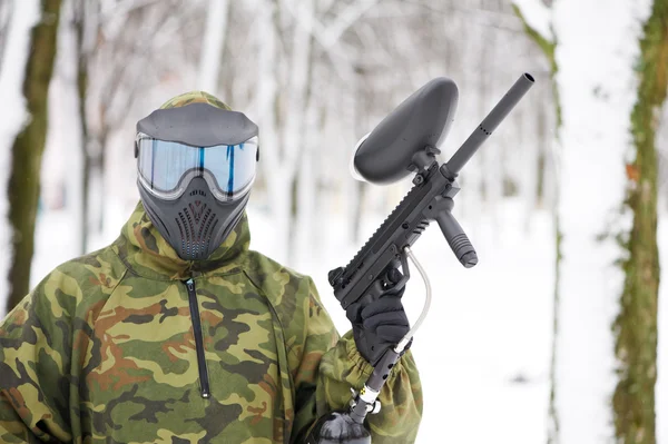 Joueur de paintball avec marqueur en plein air en hiver — Photo