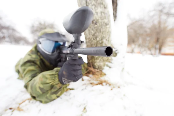 Joueur de paintball avec marqueur en plein air en hiver — Photo