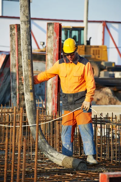 Constructor de trabajo en el hormigón verter el trabajo — Foto de Stock