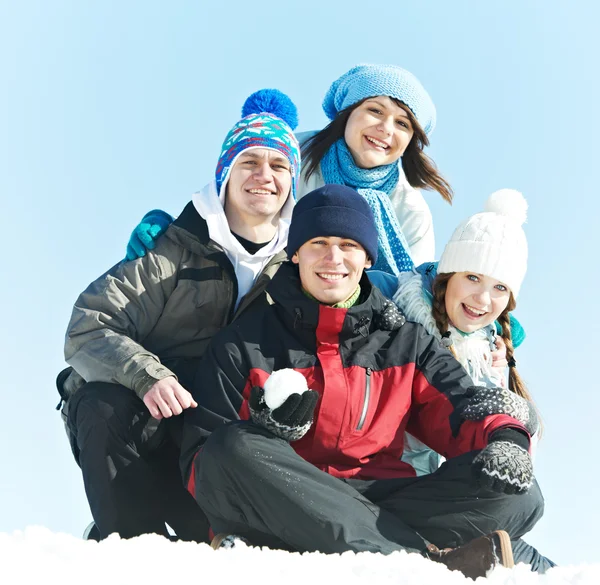 Group of happy young people in winter — Stock Photo, Image