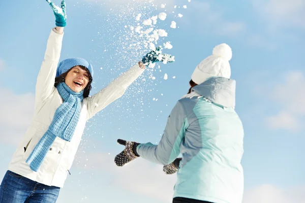 Jong stel in de winter — Stockfoto